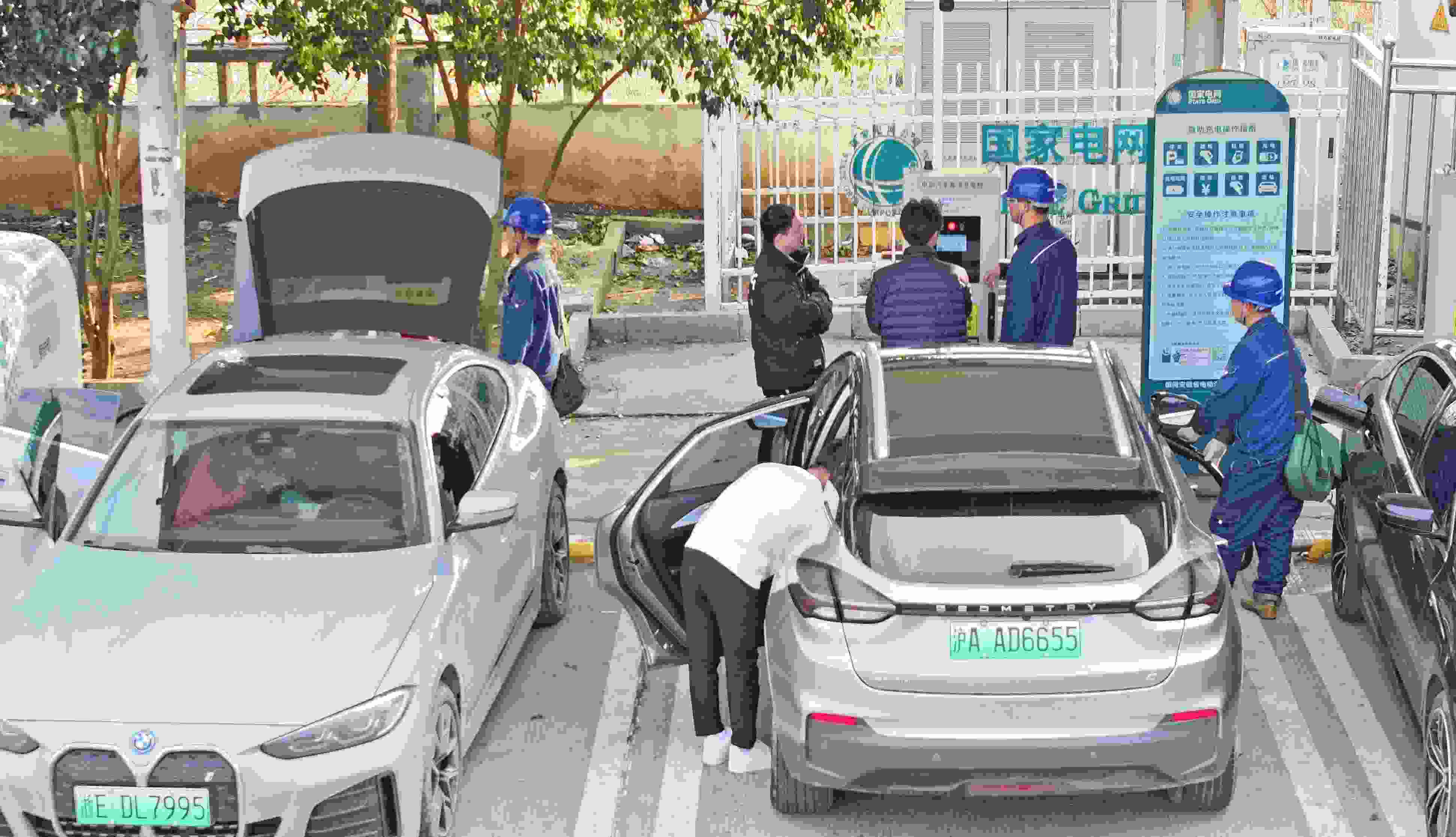 △ 2024年2月17日，安徽滁州來安縣大英鎮(zhèn)境內(nèi)的G36寧洛高速曹莊服務(wù)區(qū)，滁州市供電公司工作人員協(xié)助電動汽車車主高效解決充電中遇到的問題。