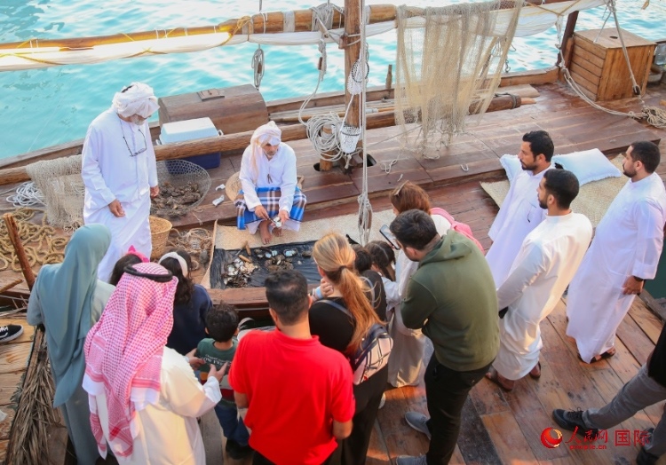 游客了解采珠工作。人民網(wǎng) 塔里克·易卜拉欣攝