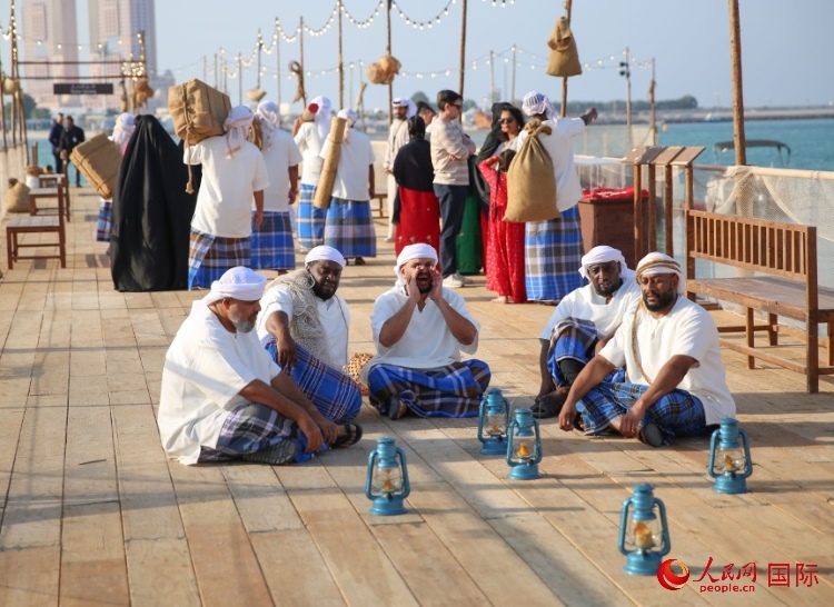 演藝人員展示售賣產(chǎn)品的場景。人民網(wǎng) 塔里克·易卜拉欣攝