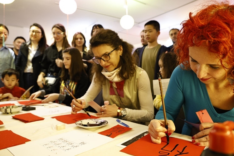 羅馬尼亞觀眾學(xué)習(xí)用毛筆寫(xiě)“福”字。中國(guó)文化中心供圖