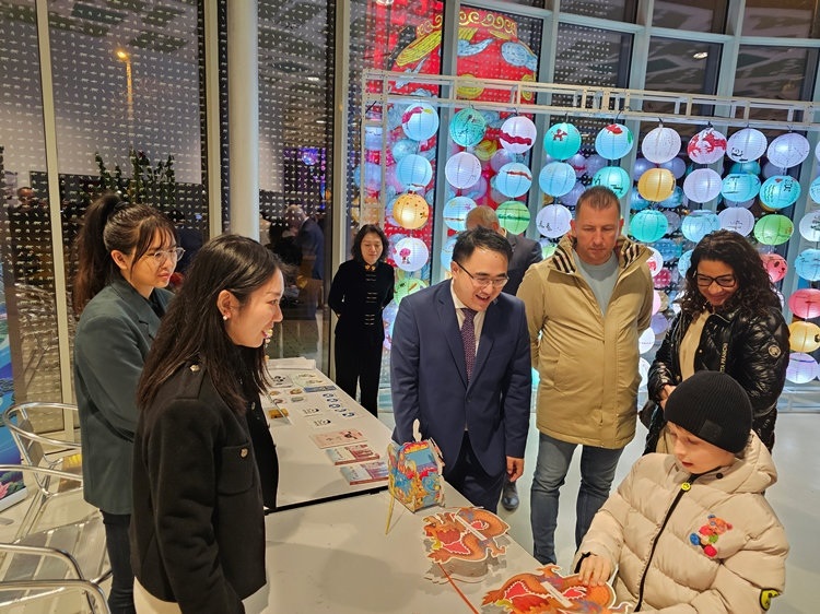 匈牙利小朋友猜燈謎。翟朝暉攝