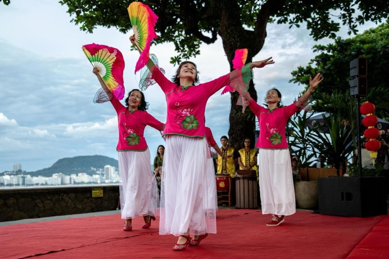 當(dāng)?shù)貢r(shí)間2月24日晚，2024年元宵節(jié)慶?；顒?dòng)在巴西里約熱內(nèi)盧市科帕卡巴納要塞舉辦。巴西山河文化促進(jìn)中心供圖