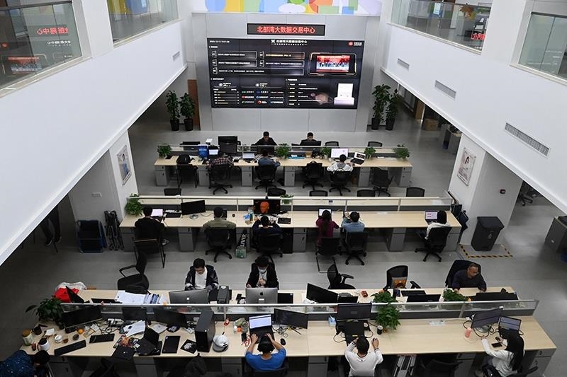 2023年12月12日，中國(guó)－東盟信息港股份有限公司員工在工作中。