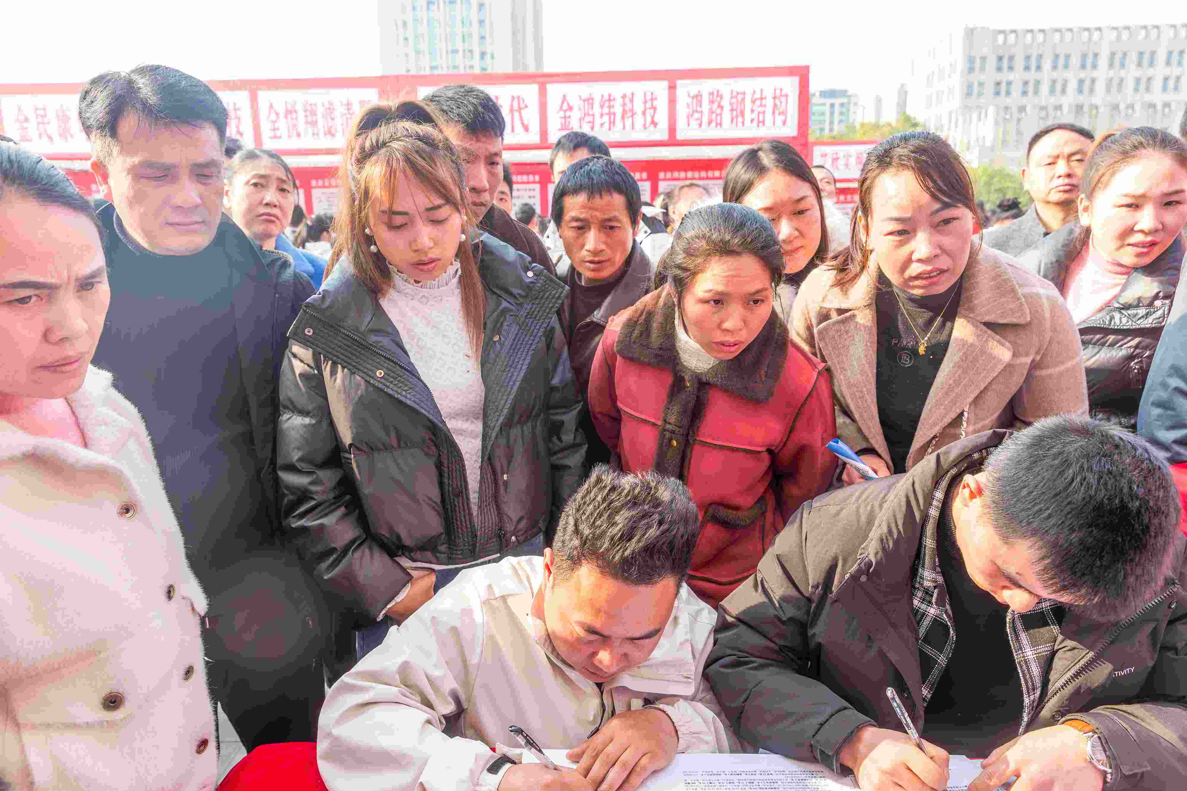 △ 2024年2月19日，重慶市南川區(qū)舉辦2024“春風(fēng)行動(dòng)”招聘會(huì)，為企業(yè)和求職者牽線搭橋，助力務(wù)工人員返崗就業(yè)、企業(yè)復(fù)產(chǎn)復(fù)工。