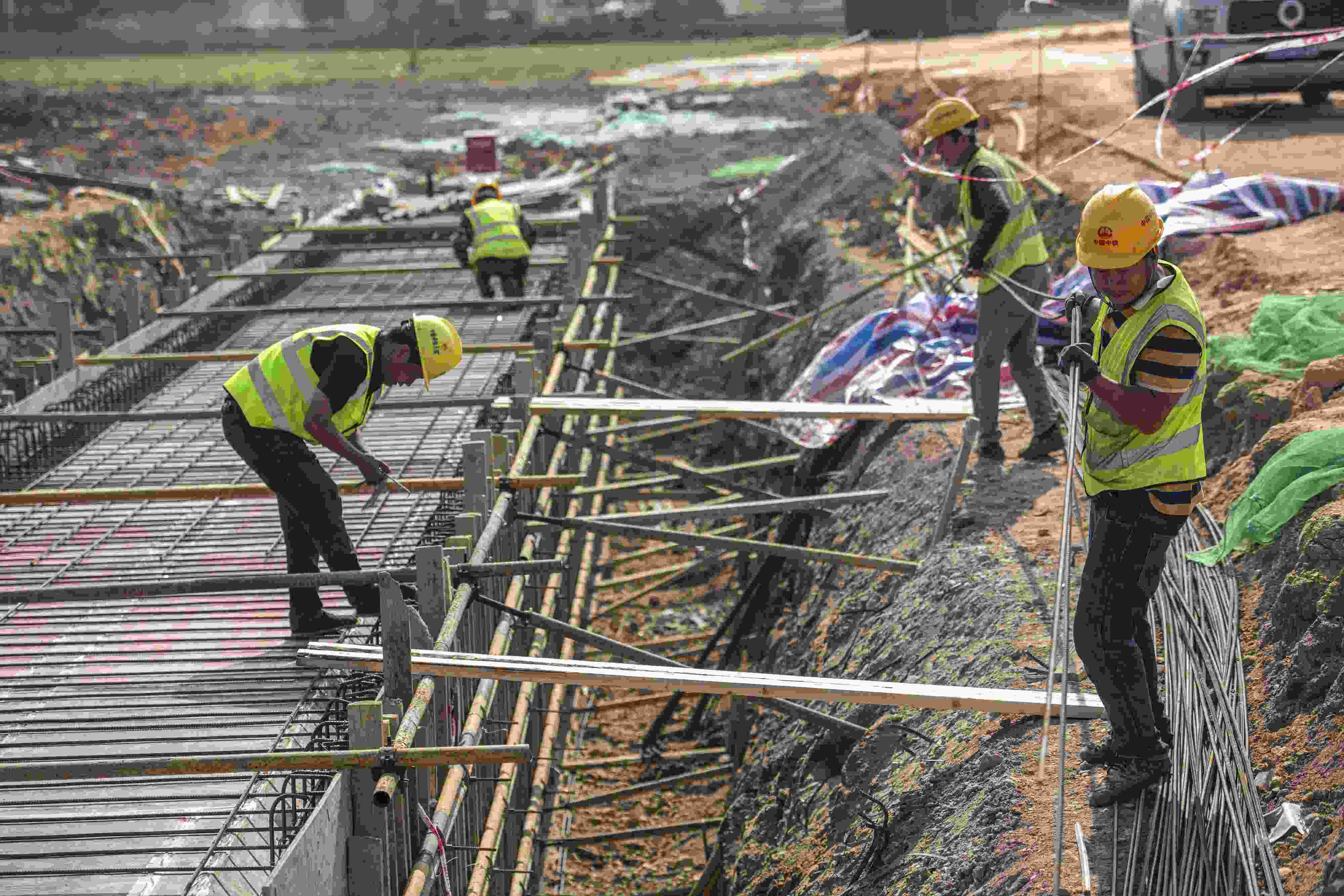 △ 2024年2月20日，海南省瓊海市，工程機(jī)械在博鰲樂城國際醫(yī)療旅游先行區(qū)康健路上加緊施工。