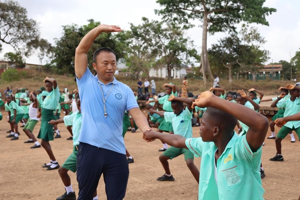 2月20日，在塞拉利昂首都弗里敦，來自塞拉利昂大學孔子學院的武術教師劉偉在為當?shù)貙W生上武術課。