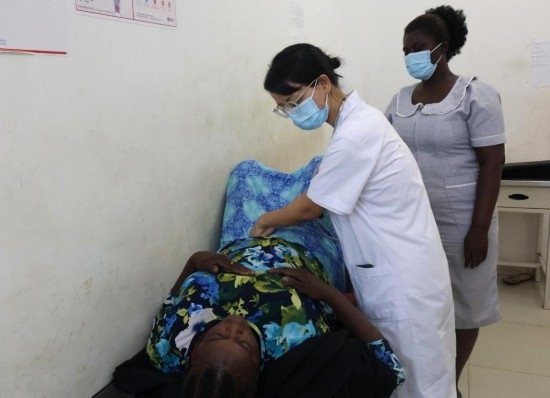 2023年2月27日，在塞拉利昂首都弗里敦，一名中國醫(yī)療隊的醫(yī)生正在為患者檢查身體。