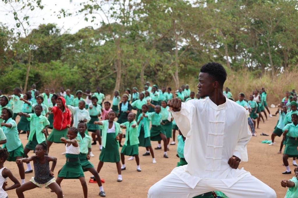 2月20日，在塞拉利昂首都弗里敦，當?shù)貙W生在上武術課。