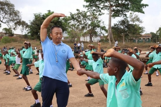 2月20日，在塞拉利昂首都弗里敦，來自塞拉利昂大學孔子學院的武術教師劉偉在為當?shù)貙W生上武術課。