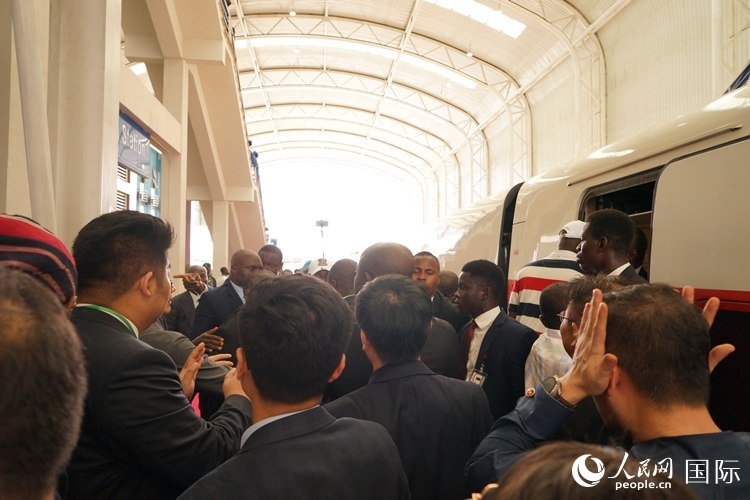 人們爭相前往紅線試乘。人民網(wǎng)記者 姜宣攝