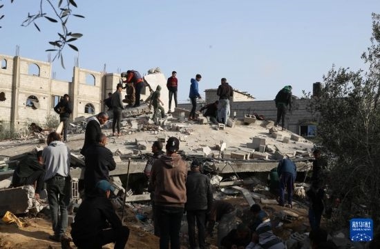  3月3日，在加沙地帶南部城市拉法，人們查看被以軍空襲破壞的建筑。新華社發(fā)（哈立德·奧馬爾攝）