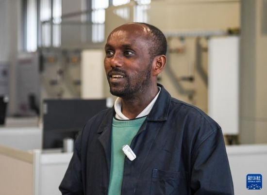 2月15日，在亞的斯亞貝巴的埃塞俄比亞聯(lián)邦職業(yè)技術(shù)培訓(xùn)學(xué)院，魯班工坊當(dāng)?shù)亟處熂s納斯·阿凱萊（中文名艾友涵）接受新華社采訪。