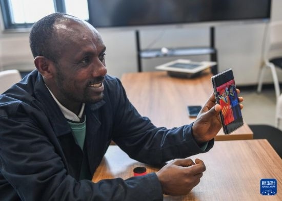 2月15日，在亞的斯亞貝巴的埃塞俄比亞聯(lián)邦職業(yè)技術(shù)培訓(xùn)學(xué)院，魯班工坊當(dāng)?shù)亟處熂s納斯·阿凱萊（中文名艾友涵）展示在中國(guó)學(xué)習(xí)時(shí)的照片。