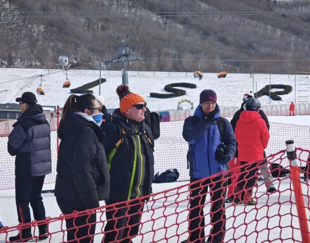 ?皮埃爾·杜邦（左三）在比賽現(xiàn)場(chǎng)。新華社記者 王沁鷗 攝