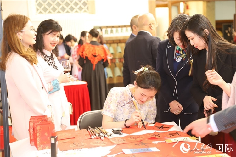 現(xiàn)場(chǎng)書法體驗(yàn)。人民網(wǎng)記者 霍文攝