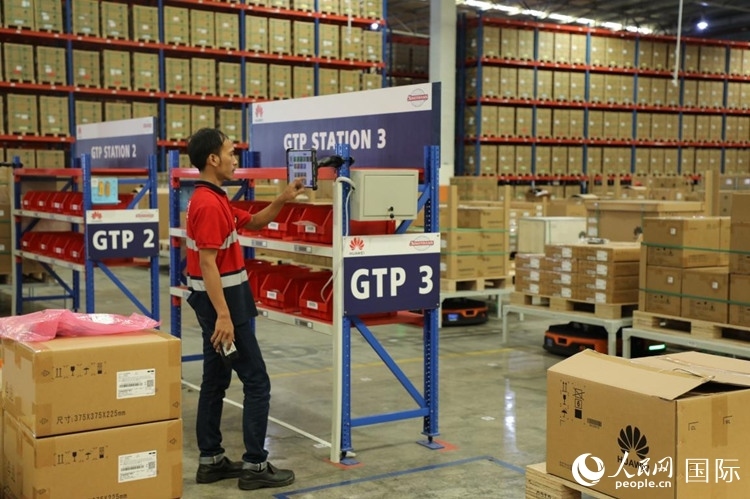 華為5G智能倉庫里，工作人員正在利用智能系統(tǒng)辦公。人民網(wǎng)記者 曹師韻攝