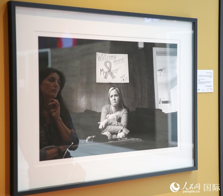 一名觀眾在觀賞攝影作品。人民網(wǎng)塔里克·易卜拉欣攝