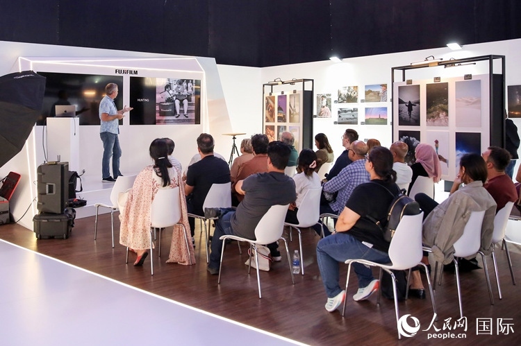 觀眾在參加攝影講座。人民網(wǎng)塔里克·易卜拉欣攝