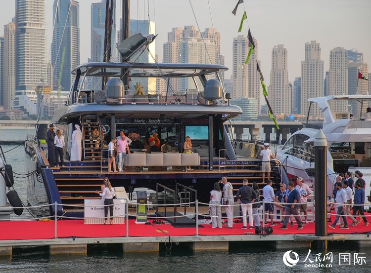 觀眾在參觀游艇。人民網(wǎng) 塔里克·易卜拉欣攝