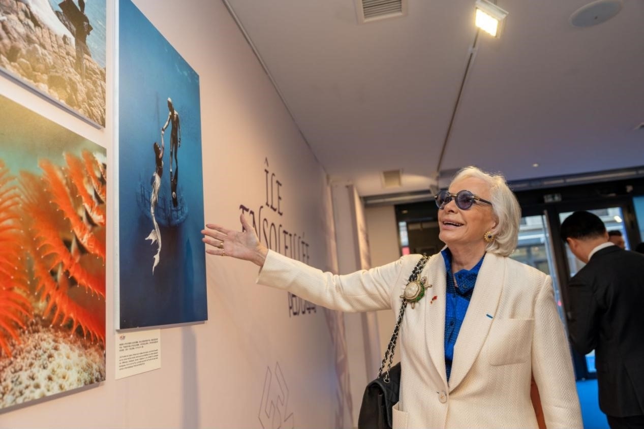 世界旅游組織特別顧問(wèn)瑪麗-皮埃爾·布歇-奧利耶觀看活動(dòng)現(xiàn)場(chǎng)圖片展覽。活動(dòng)主辦方供圖