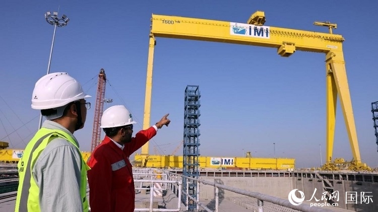 工作人員查看龍門吊情況。人民網(wǎng)記者管克江攝