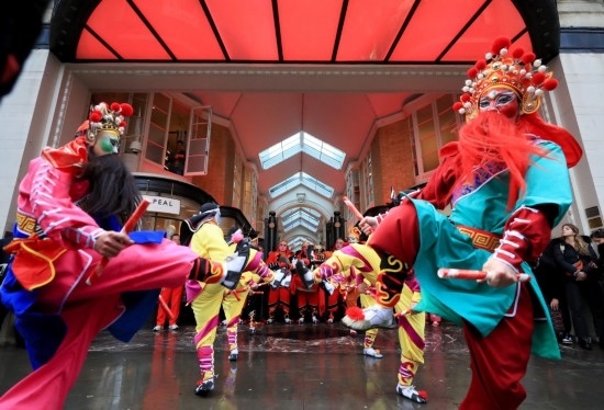  2024年2月10日，來自廣東普寧的英歌舞團(tuán)演員在英國倫敦伯靈頓拱廊街表演英歌舞。新華社記者 李穎 攝