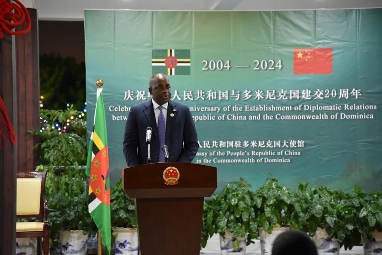 多米尼克總理斯凱里特在中多建交20周年招待會上致辭。中國駐多米尼克大使館供圖