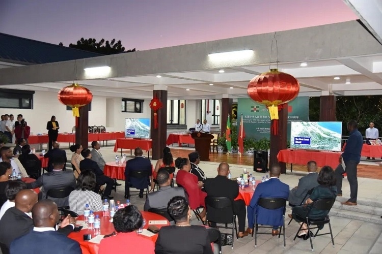 當(dāng)?shù)貢r間3月13日，慶祝中國與多米尼克建交20周年招待會在中國駐多大使館舉行。中國駐多米尼克大使館供圖