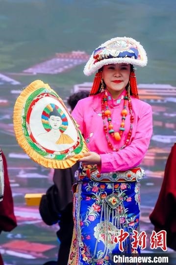 圖為身著民族服飾的演員們展示果洛特色產(chǎn)品。 果洛州文體旅游廣電局 供圖