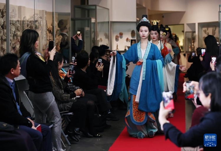 3月13日，在位于法國巴黎的吉美國立亞洲藝術博物館，模特展示敦煌復原服飾。新華社記者 高靜 攝