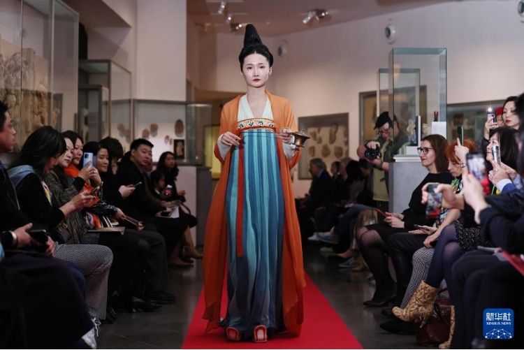 3月13日，在位于法國巴黎的吉美國立亞洲藝術博物館，模特展示敦煌復原服飾。新華社記者 高靜 攝