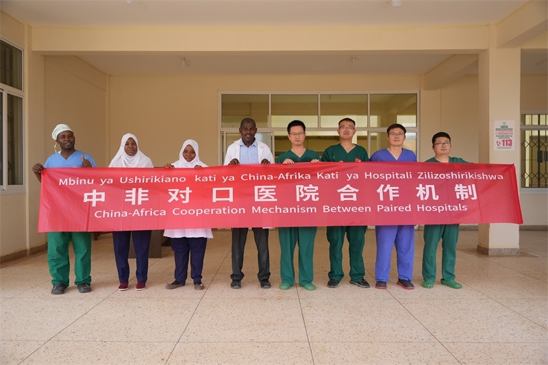 醫(yī)療隊(duì)隊(duì)隊(duì)員和基文吉區(qū)醫(yī)院院長(zhǎng)（左四）及醫(yī)護(hù)人員合影。中國(guó)援桑醫(yī)療隊(duì)供圖