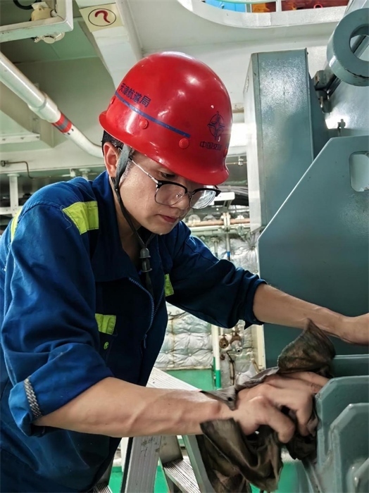 “天鯤號”工作人員正在對設(shè)備進(jìn)行清潔維護(hù)?！疤祧H號”供圖