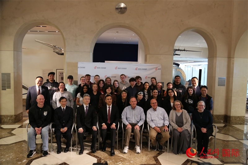 美國高中學生交流團全體與前來送行的各方代表合影。人民網(wǎng)記者 鄧圩攝