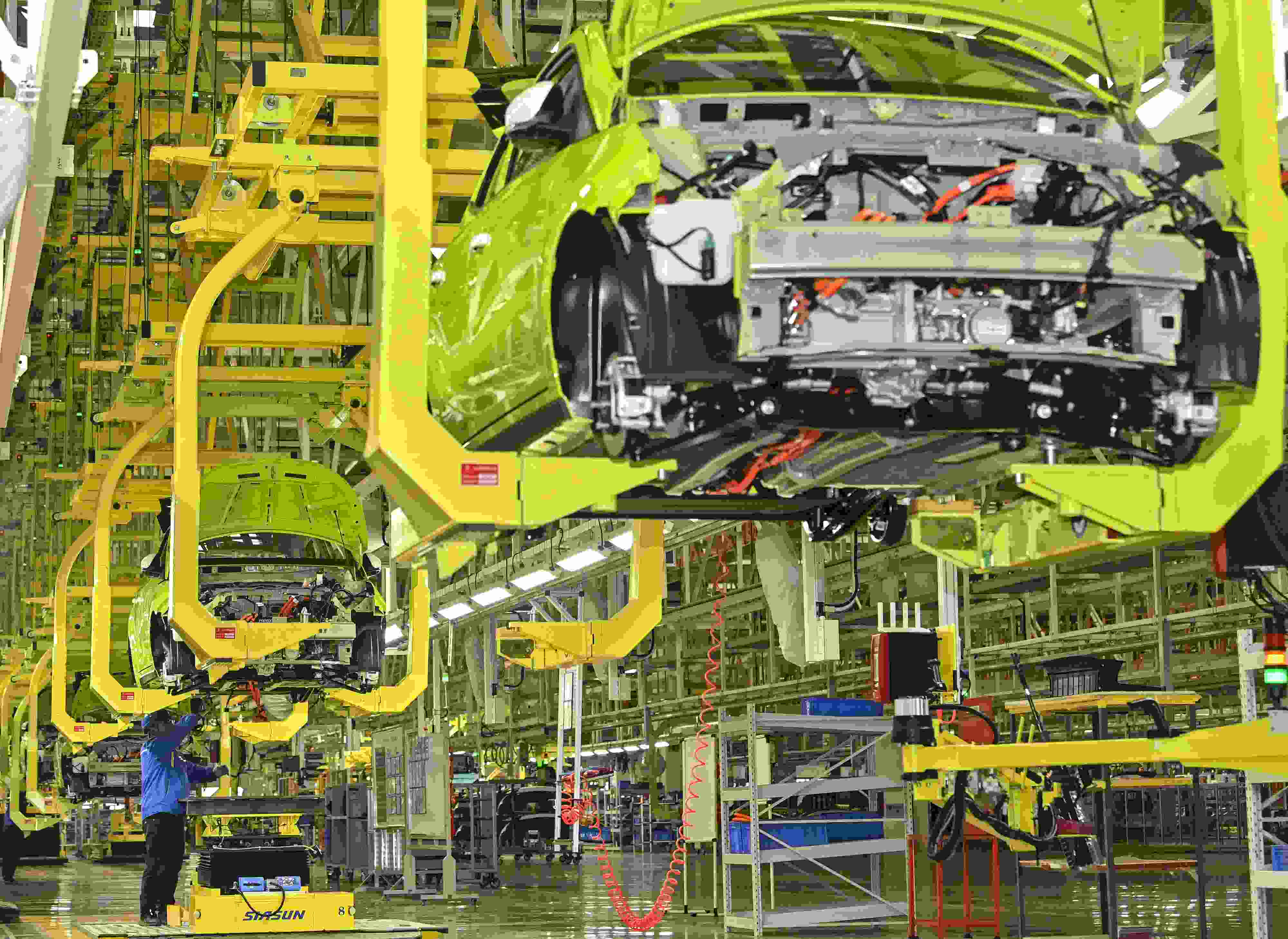 △ 2024年2月27日，一家新能源汽車公司的總裝車間生產(chǎn)線上，工人正在加緊生產(chǎn)趕訂單。