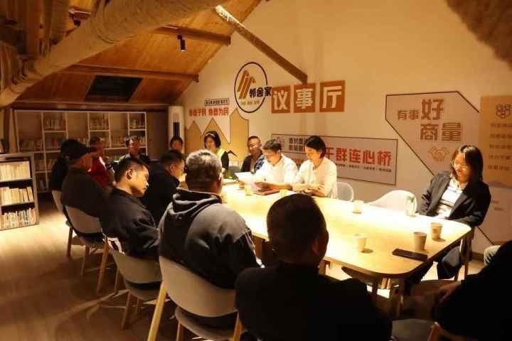 △浙江金華武義縣后陳村“鄰舍家”協(xié)商議事會(huì)討論舊村改造事宜。