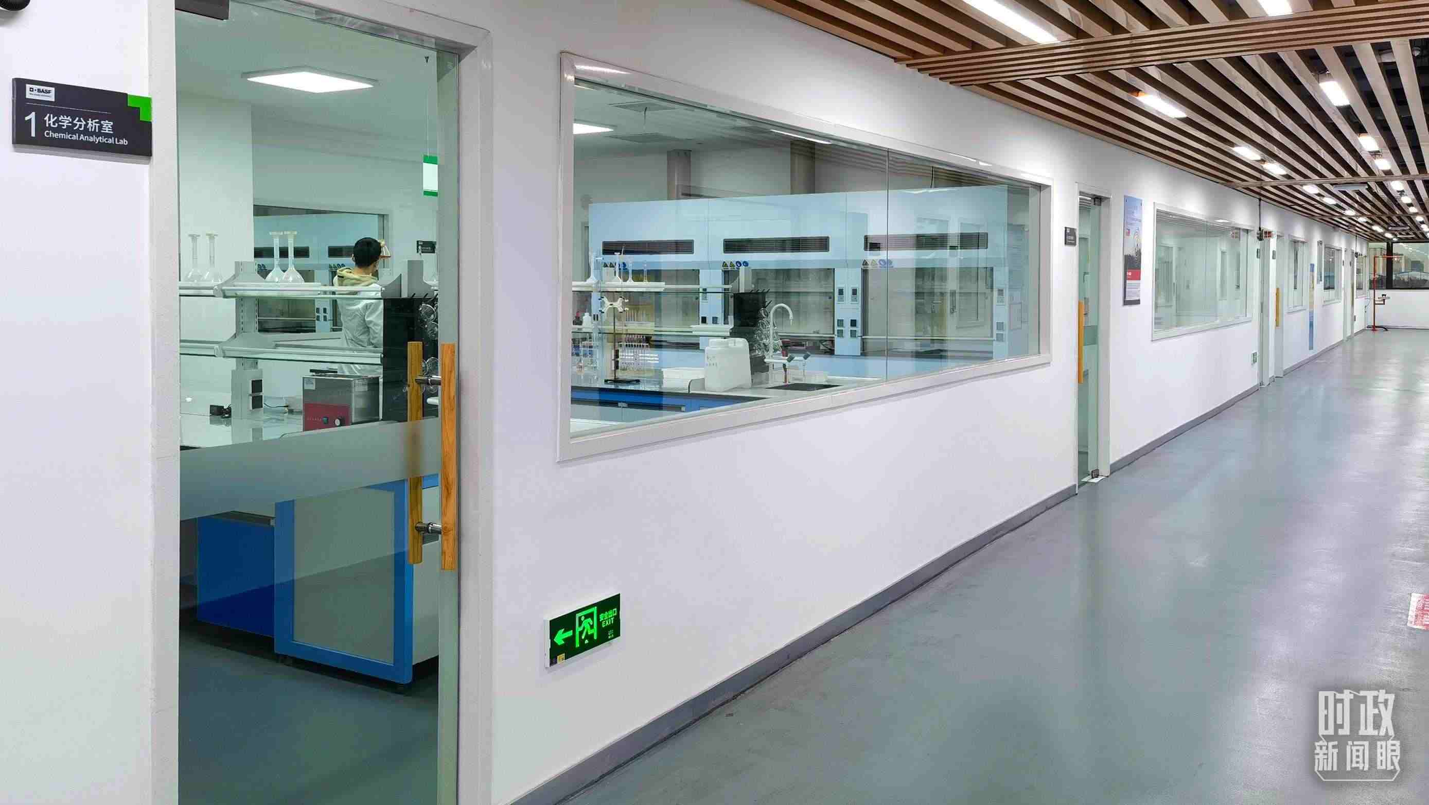 △巴斯夫杉杉電池材料有限公司化學分析室。（總臺央視記者石丞拍攝）