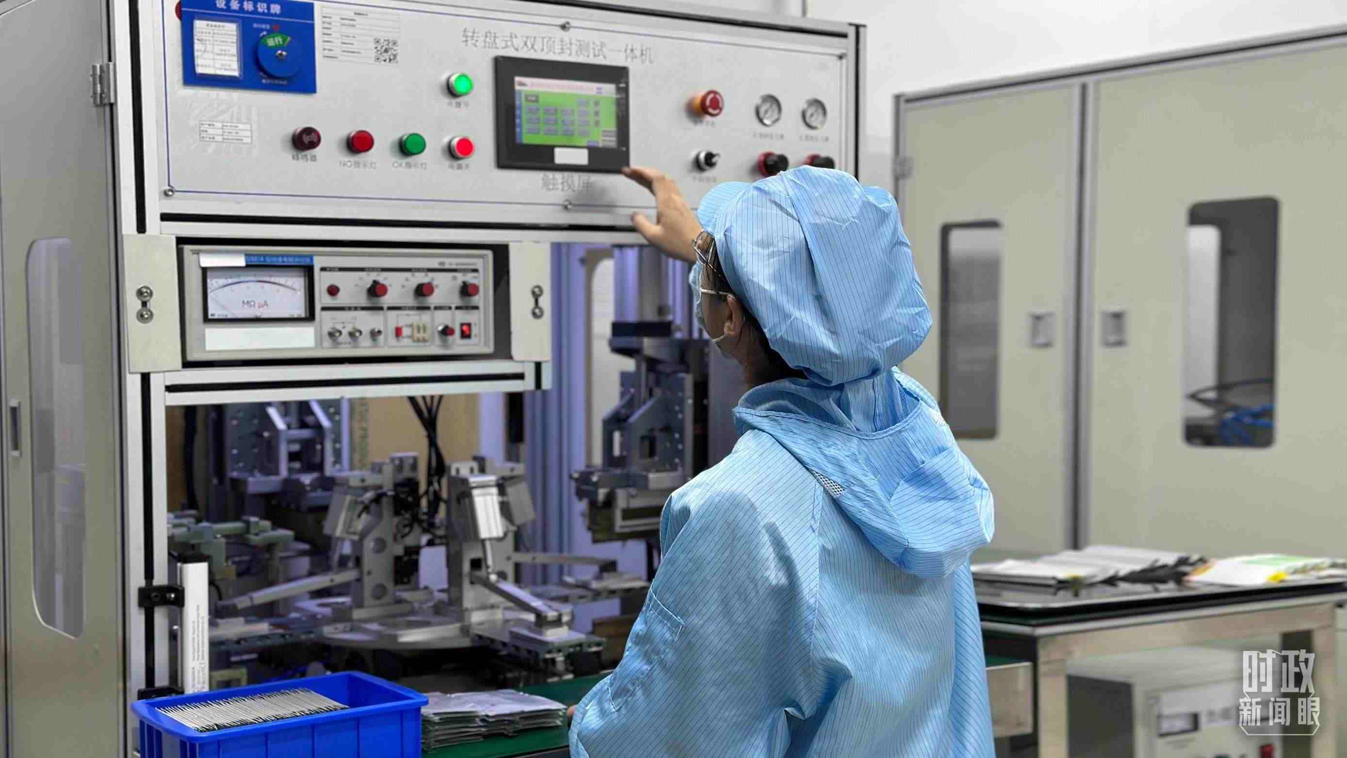 △企業(yè)電池技術中心內，員工正在進行電池封裝。（總臺央視記者盧心雨拍攝）