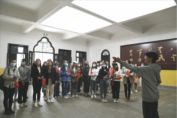 2021年5月20日，少數(shù)民族學(xué)生在湖南第一師范學(xué)院進(jìn)行紅色研學(xué)活動(dòng)，共同追尋那段紅色歲月的足跡。