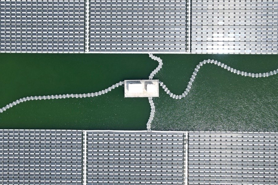 2022年8月25日拍攝的潁上縣毛圩水上光伏電站（無(wú)人機(jī)照片）。近年來(lái)，安徽省阜陽(yáng)市潁上縣古城鎮(zhèn)積極推進(jìn)采煤沉陷區(qū)治理工作，將昔日的采煤沉陷區(qū)建設(shè)成水上光伏電站，既減少占用土地面積，又能生產(chǎn)清潔能源。