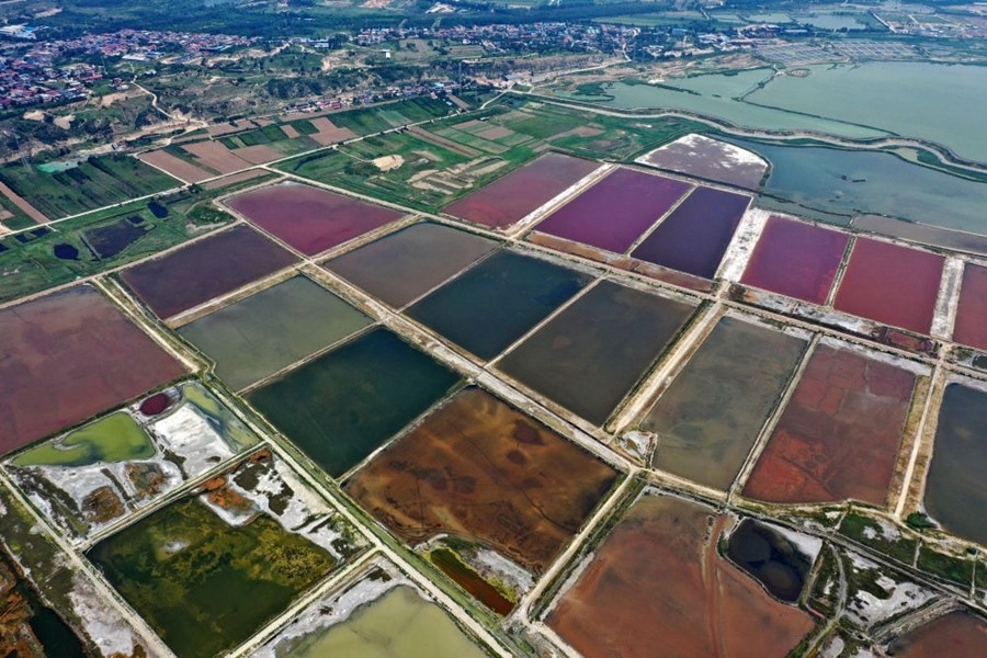 這是2023年7月11日拍攝的山西運(yùn)城鹽湖一角（無(wú)人機(jī)照片）。按照“生態(tài)優(yōu)先、保護(hù)為主、適度開(kāi)發(fā)”的原則，2020年9月，運(yùn)城市全面停止鹽湖范圍內(nèi)的工業(yè)生產(chǎn)活動(dòng)。近年來(lái)，千年鹽湖正在向生態(tài)保護(hù)、風(fēng)貌重塑、產(chǎn)業(yè)轉(zhuǎn)型、全域旅游的“綠色發(fā)展”轉(zhuǎn)變。