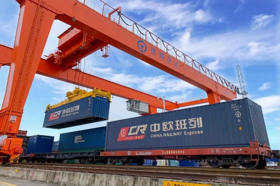 2022年4月29日，在鐵路合肥北站物流基地集裝箱作業(yè)區(qū)，龍門(mén)吊吊裝準(zhǔn)備發(fā)運(yùn)的中歐班列集裝箱。