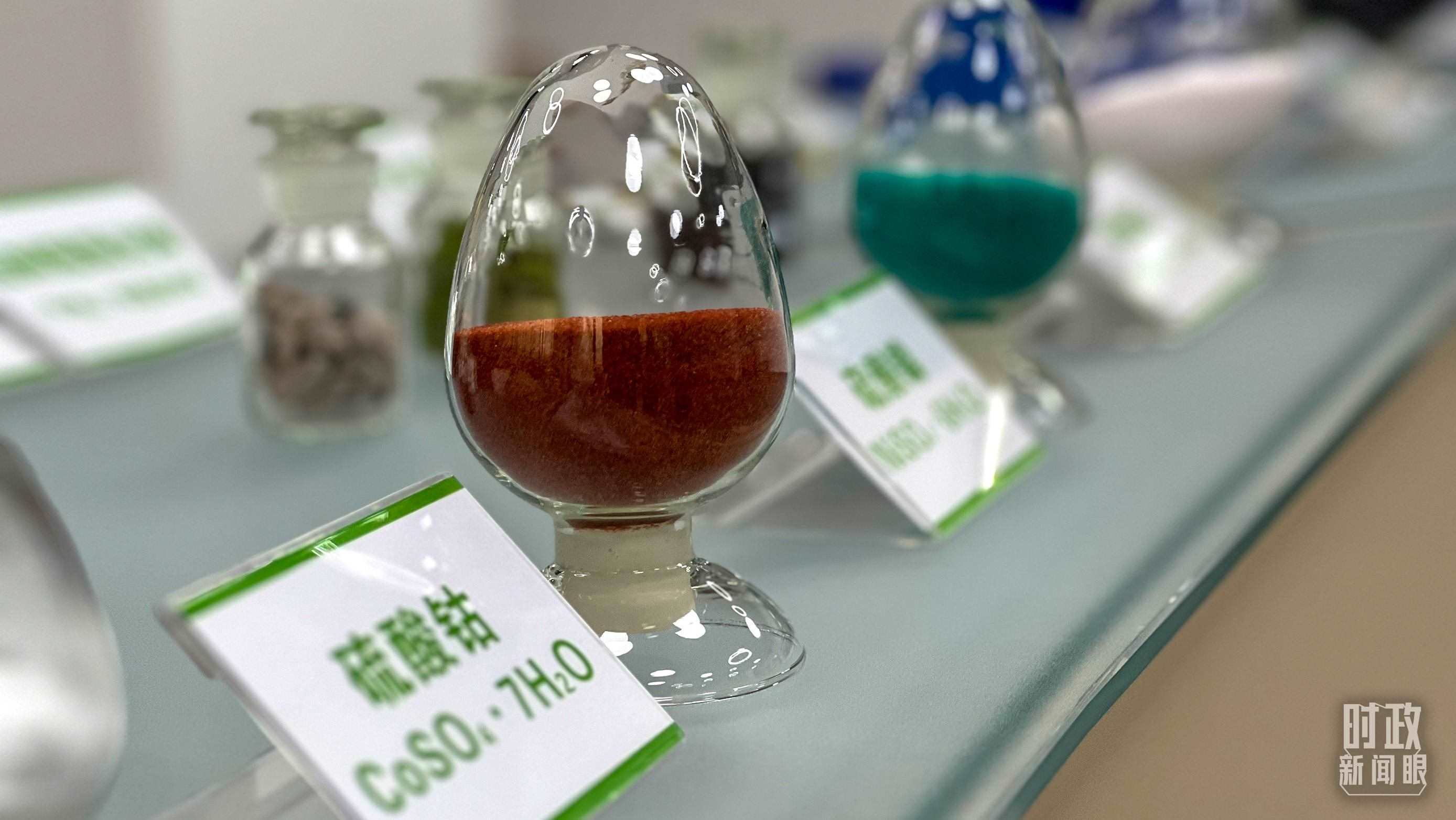 △巴斯夫杉杉電池材料有限公司的產(chǎn)品展示。（總臺(tái)央視記者李煒拍攝）