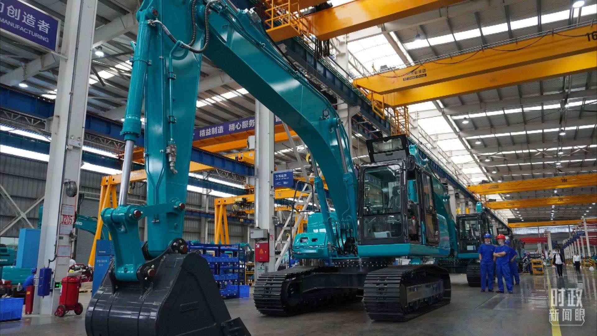 △這是山河智能大型挖掘機(jī)的組裝車間。2020年9月，習(xí)近平曾到此地考察。（總臺(tái)央視記者郭曉龍拍攝）