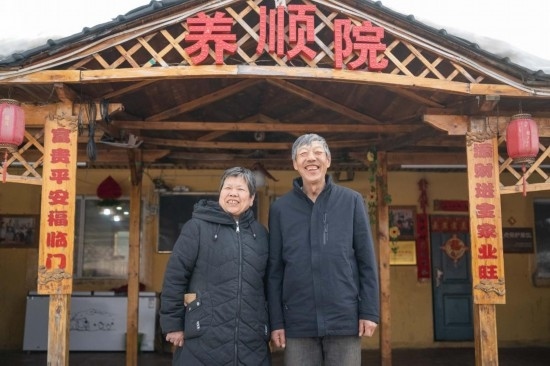 在伊春市友好區(qū)，伊春森工上甘嶺林業(yè)局有限責任公司溪水林場分公司退休職工劉養(yǎng)順（右）和老伴楊秋娥在自家農家院中（3月13日攝）。新華社記者 謝劍飛 攝