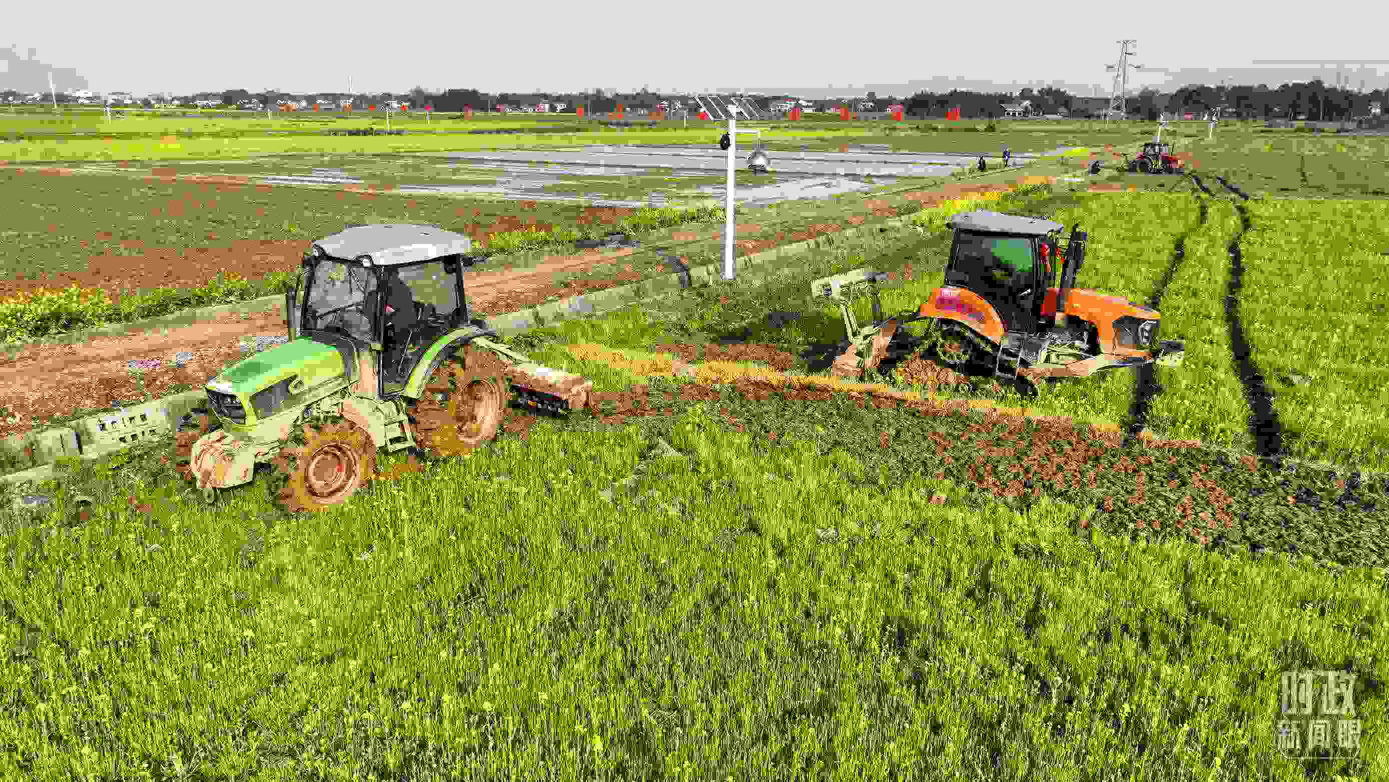 △位于港中坪村的糧食生產(chǎn)萬(wàn)畝綜合示范片區(qū)，春耕備耕生產(chǎn)繁忙。（總臺(tái)央廣記者潘毅拍攝）