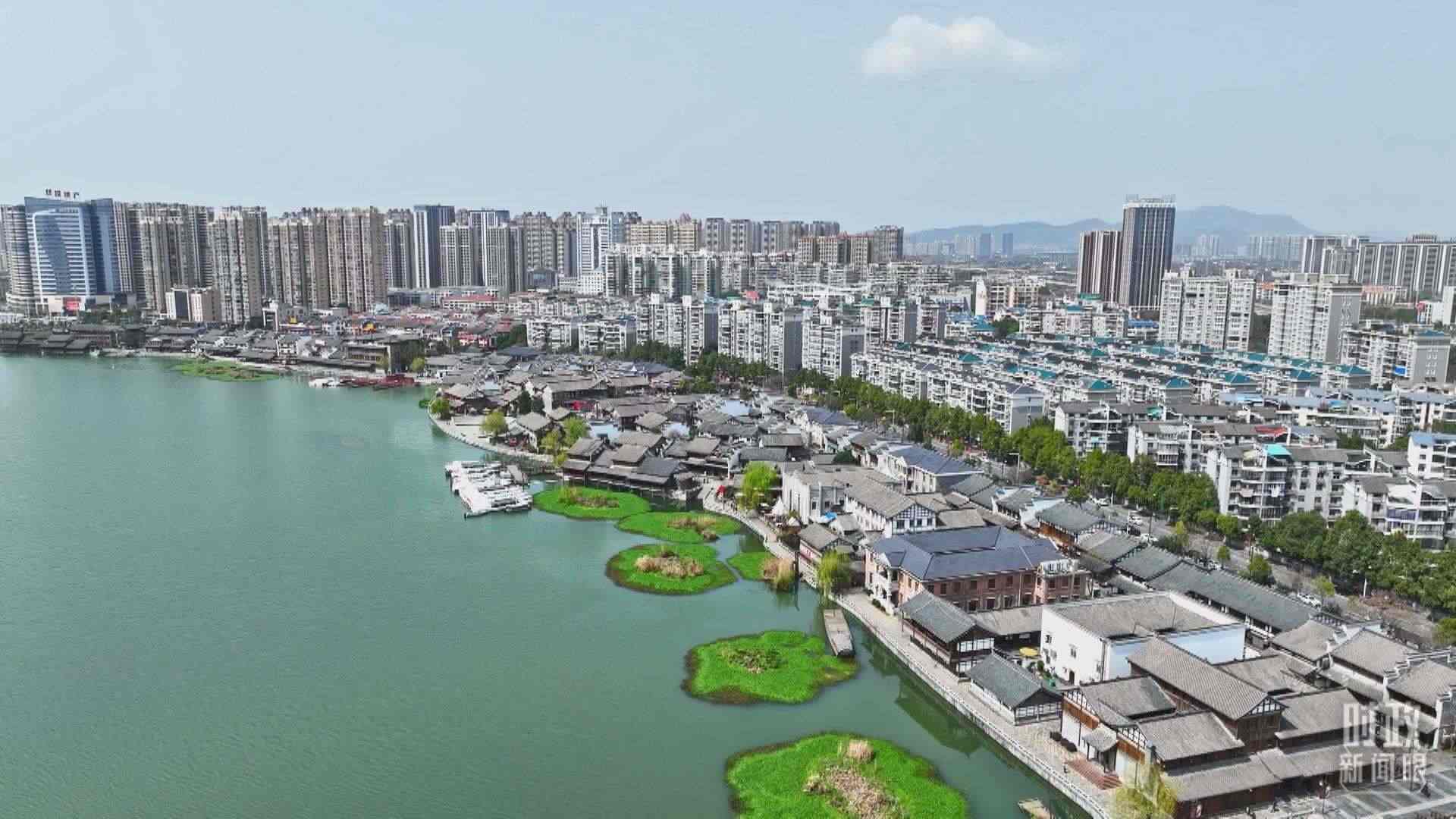 △沅江江畔，常德河街與現(xiàn)代建筑交相輝映。（總臺(tái)央視記者范凱拍攝）