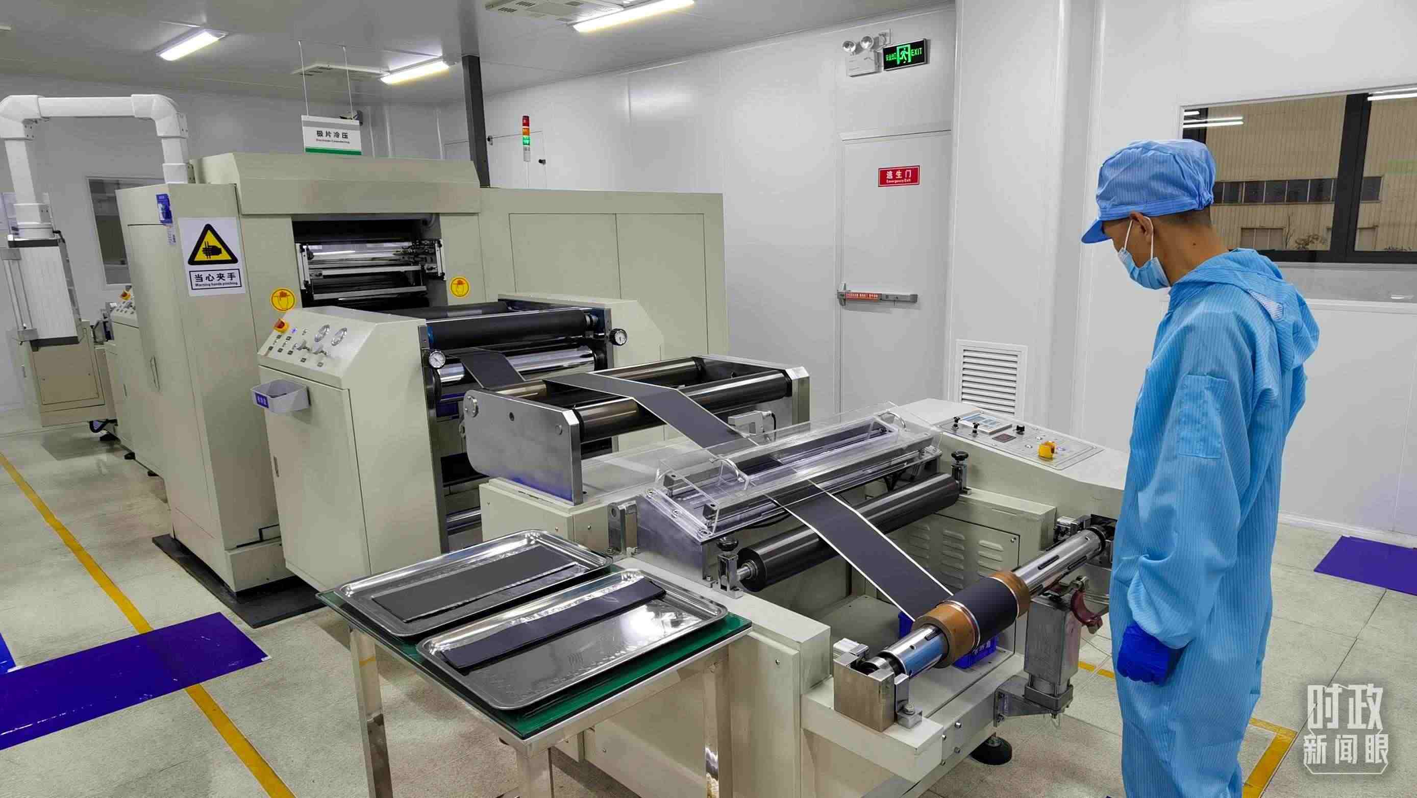 △這是電池生產(chǎn)的極片冷壓操作車間。（總臺(tái)央視記者郭鴻拍攝）
