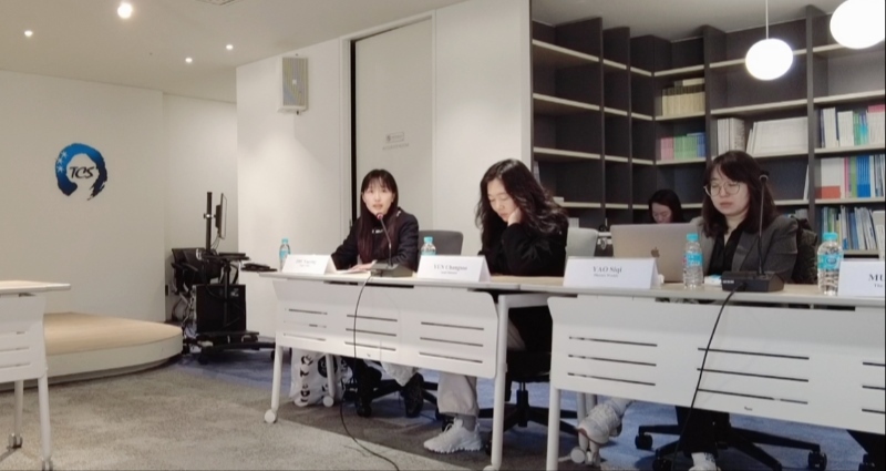 記者（左一）在交流活動上，以加強(qiáng)中日韓三國經(jīng)濟(jì)合作、增進(jìn)三國民眾相互理解為主題發(fā)表演講。權(quán)小星攝