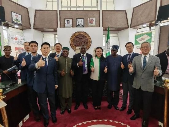 3月21日，與會嘉賓在首屆拉各斯論壇現(xiàn)場合影留念。（圖片由中國駐拉各斯總領事館提供）